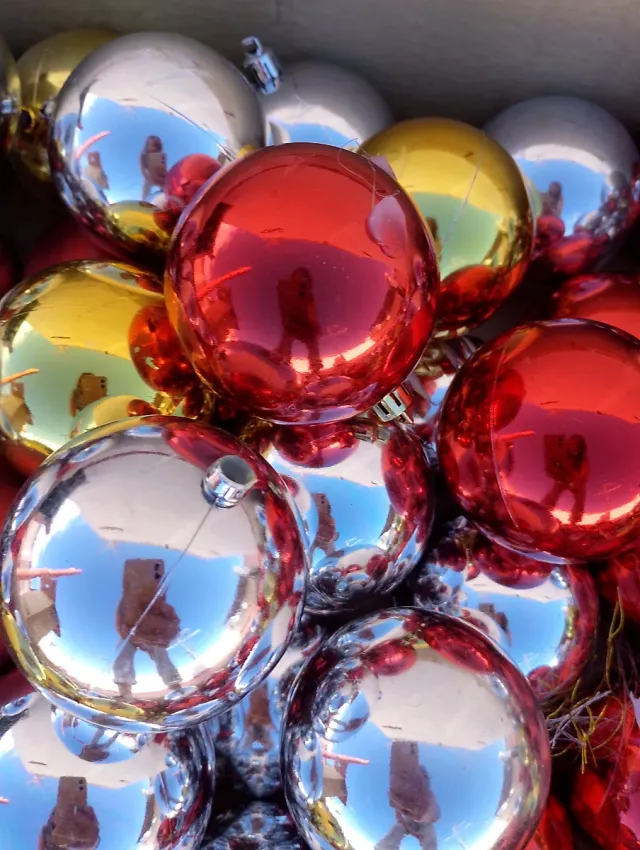 Lote de bolas de Natal douradas, vermelhas e prateadas