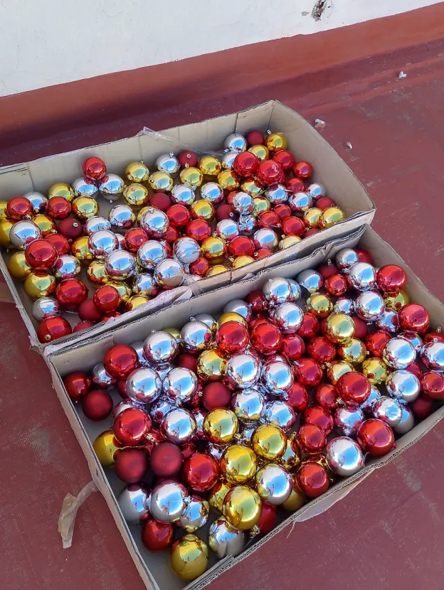 Lote de bolas de Natal douradas, vermelhas e prateadas