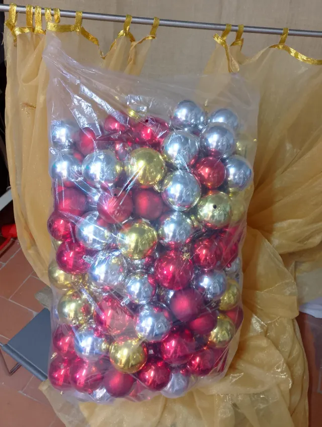Lote de bolas de Natal douradas, vermelhas e prateadas
