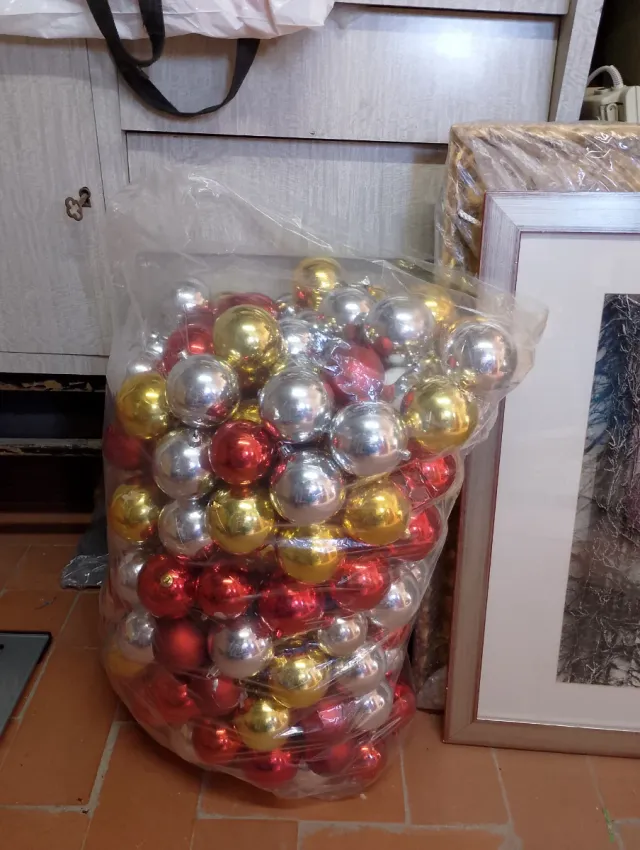 Lote de bolas de Natal douradas, vermelhas e prateadas