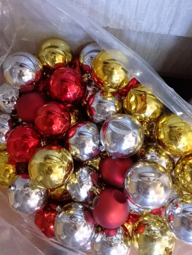 Lote de bolas de Natal douradas, vermelhas e prateadas