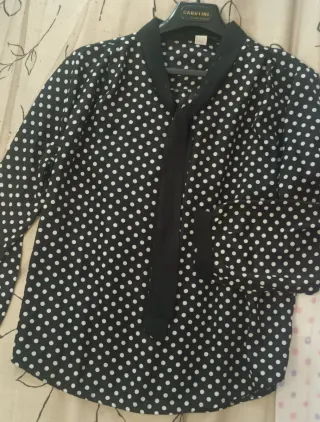 Camisa de lunares negra y blanca