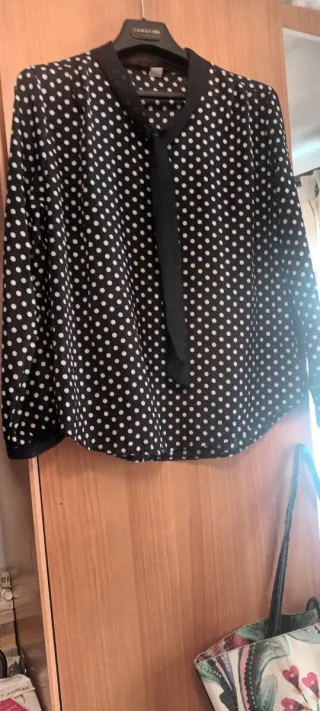 Camisa de lunares negra y blanca