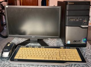 Ordenador Acer con teclado y ratón inalámbricos