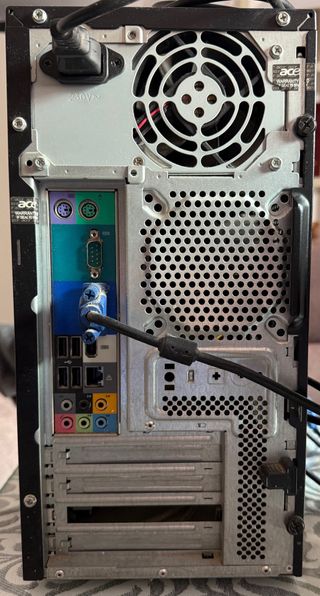 Ordenador Acer con teclado y ratón inalámbricos