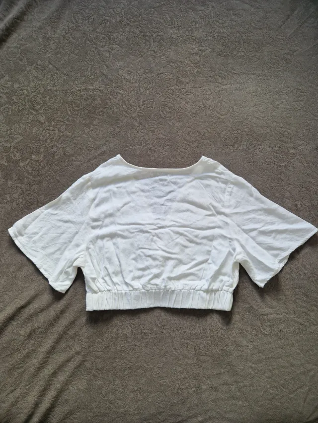 Blusa crop top blanca cuello V