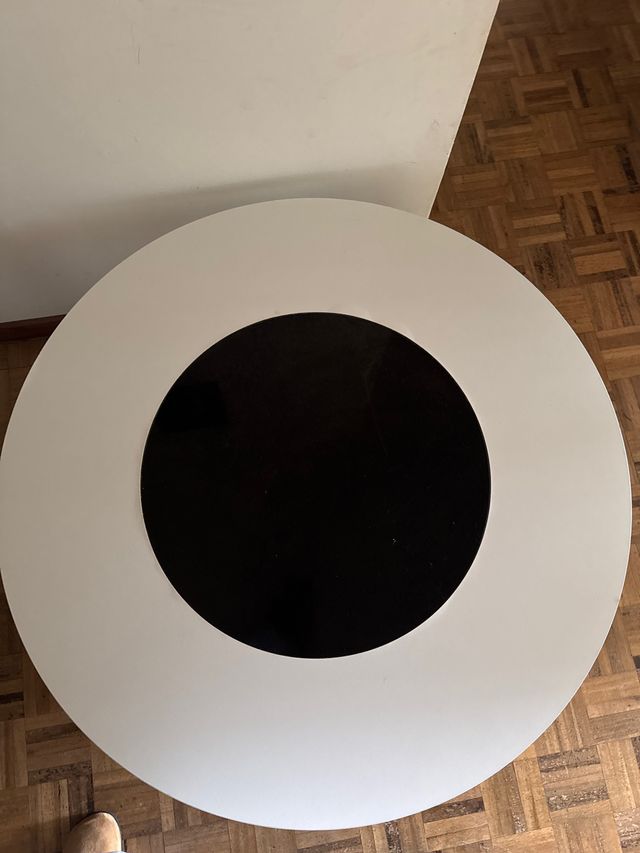 Mesa redonda salón blanca y negra