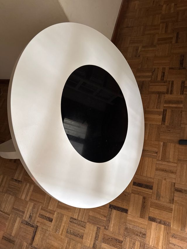 Mesa redonda salón blanca y negra