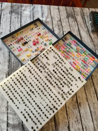 Pendientes infantiles variados,precio x expositor.