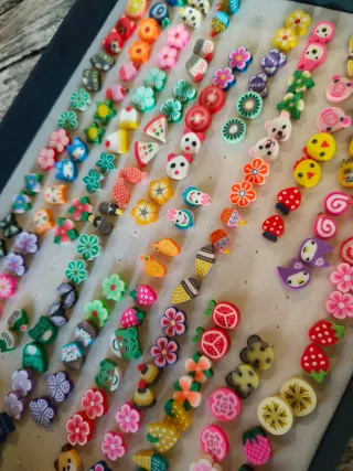 Pendientes infantiles variados,precio x expositor.