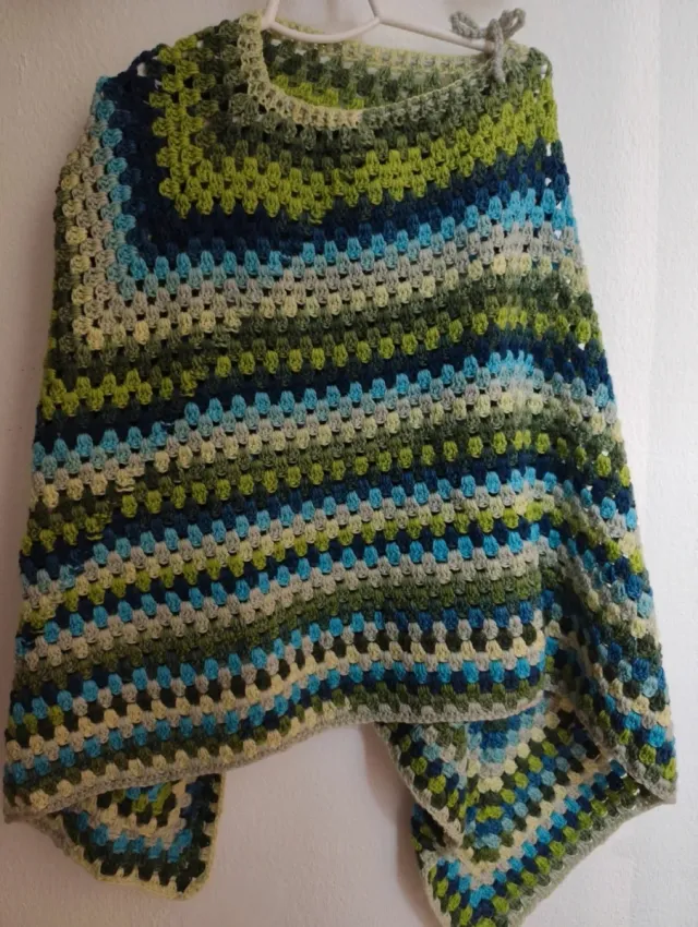 Poncho de lana tejido a mano