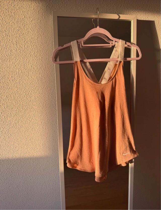 Top deportivo Nike naranja