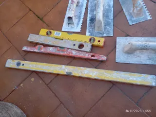 Niveles y llantas de albañil