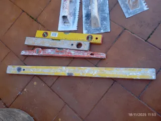 Niveles y llantas de albañil