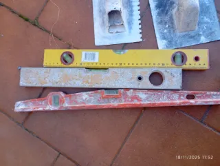 Niveles y llantas de albañil