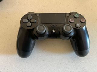 Consola PS4 (80€) + Mando Dualshock (20€)