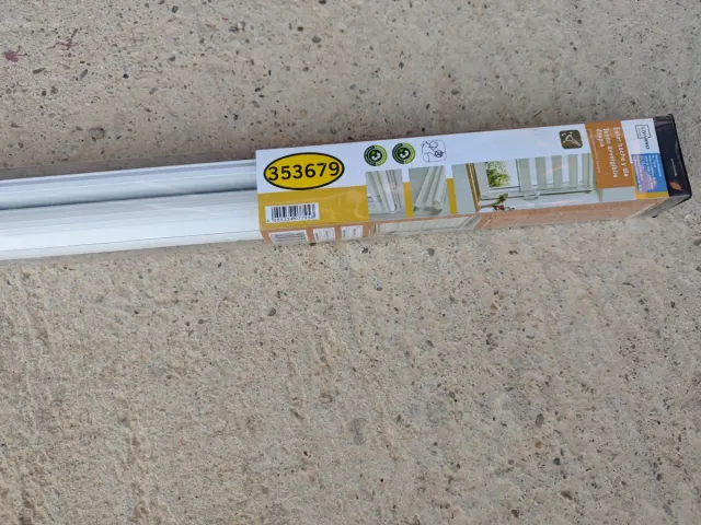 Tenda a rullo per finestra bianca