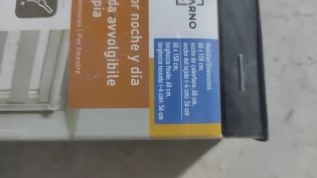 Tenda a rullo per finestra bianca