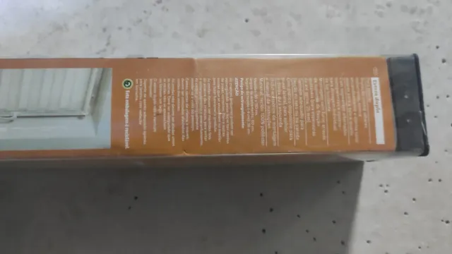 Tenda a rullo per finestra bianca