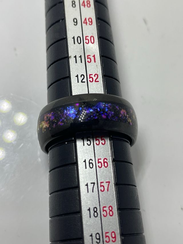 Anillo Negro con Detalles Morados