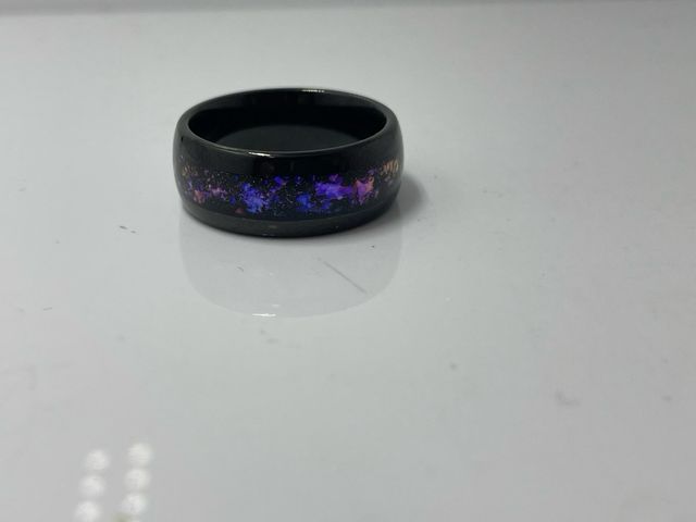 Anillo Negro con Detalles Morados