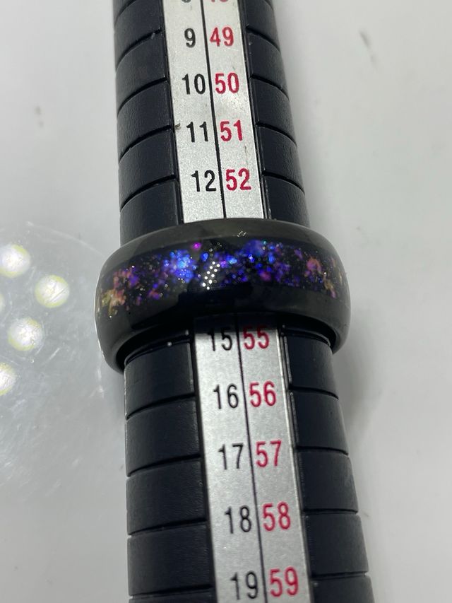 Anillo Negro con Detalles Morados