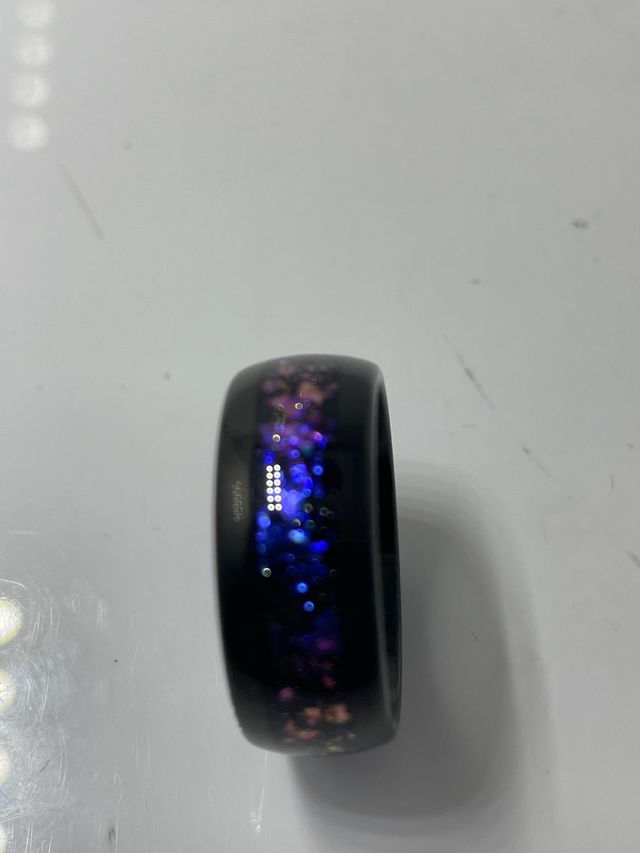Anillo Negro con Detalles Morados