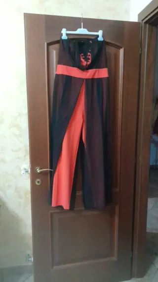 Tuta elegante nera e arancione