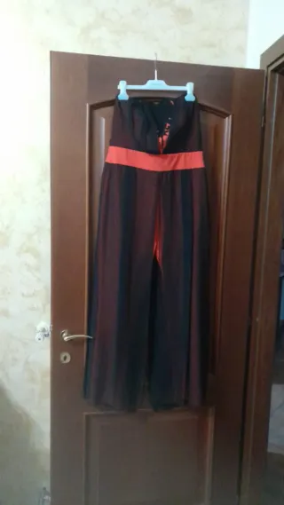 Tuta elegante nera e arancione