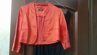 Tuta elegante nera e arancione