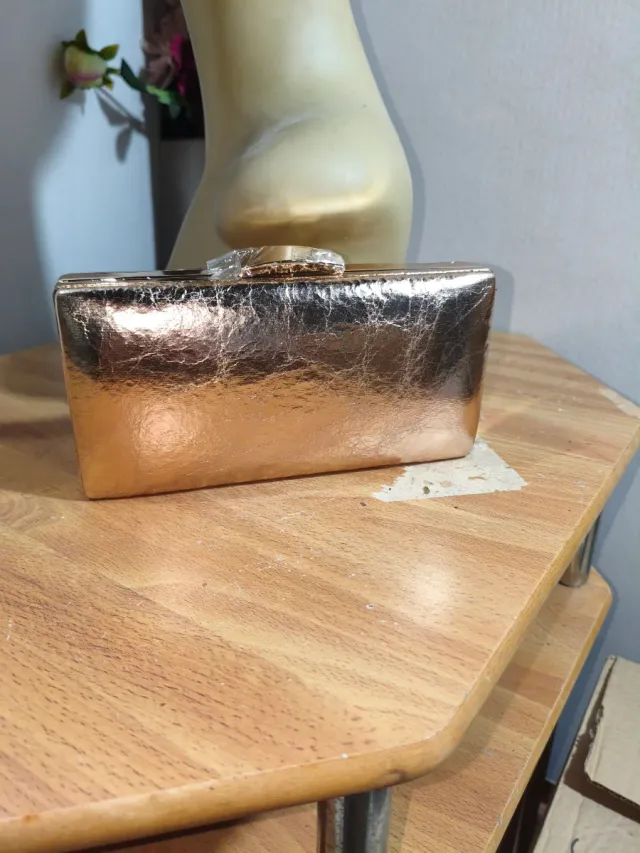 Bolso de mano dorado