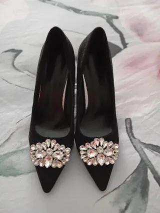 Zapatos de tacón negros con pedrería.