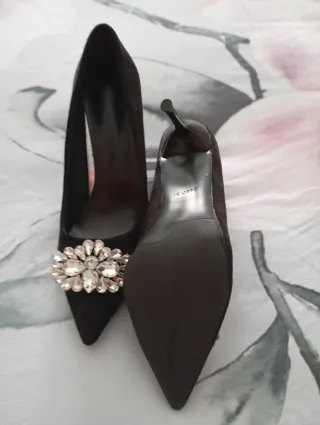 Zapatos de tacón negros con pedrería.