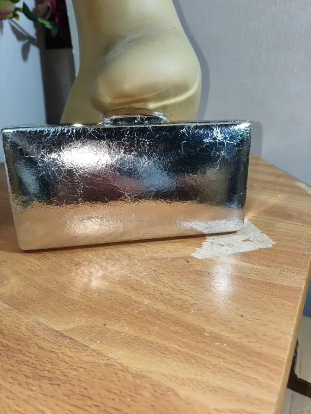 Bolso de mano plateado