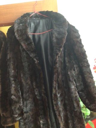 Dos abrigos de piel T. 42 y 44