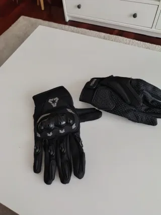 Guantes de moto negros con protecciones