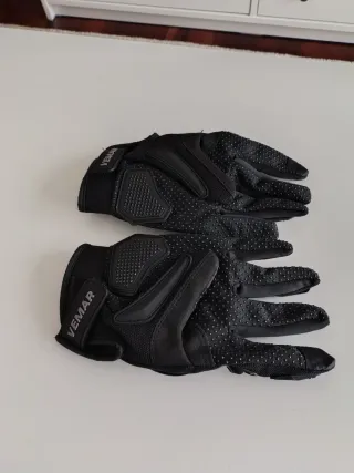 Guantes de moto negros con protecciones