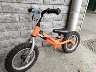 Bicicleta de equilibrio KTM naranja
