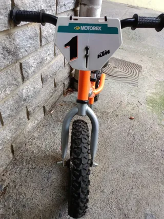 Bicicleta de equilibrio KTM naranja