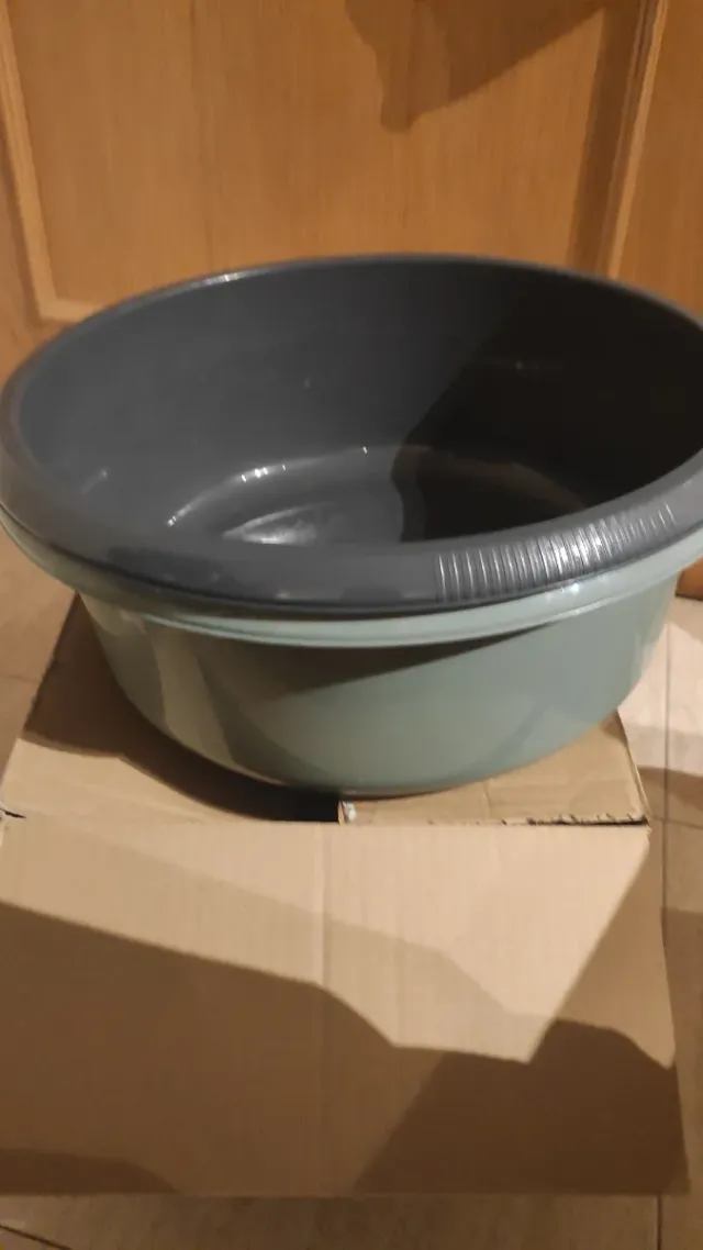 Palanganas verde e grigio