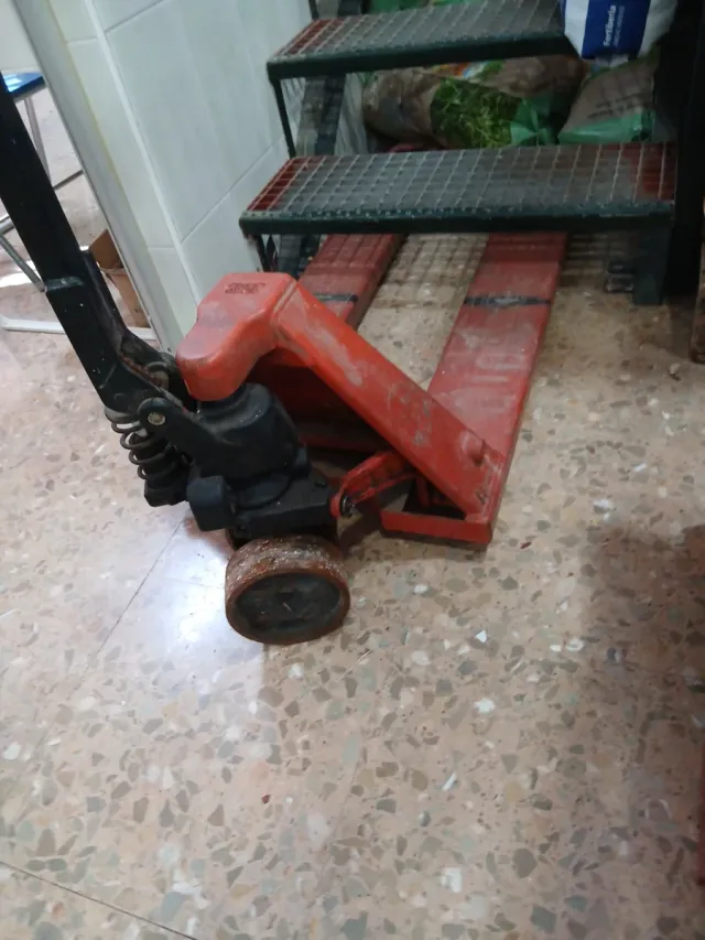 Transpaleta manual roja