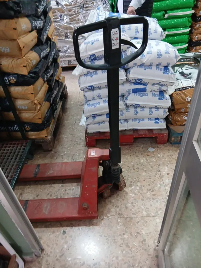 Transpaleta manual roja