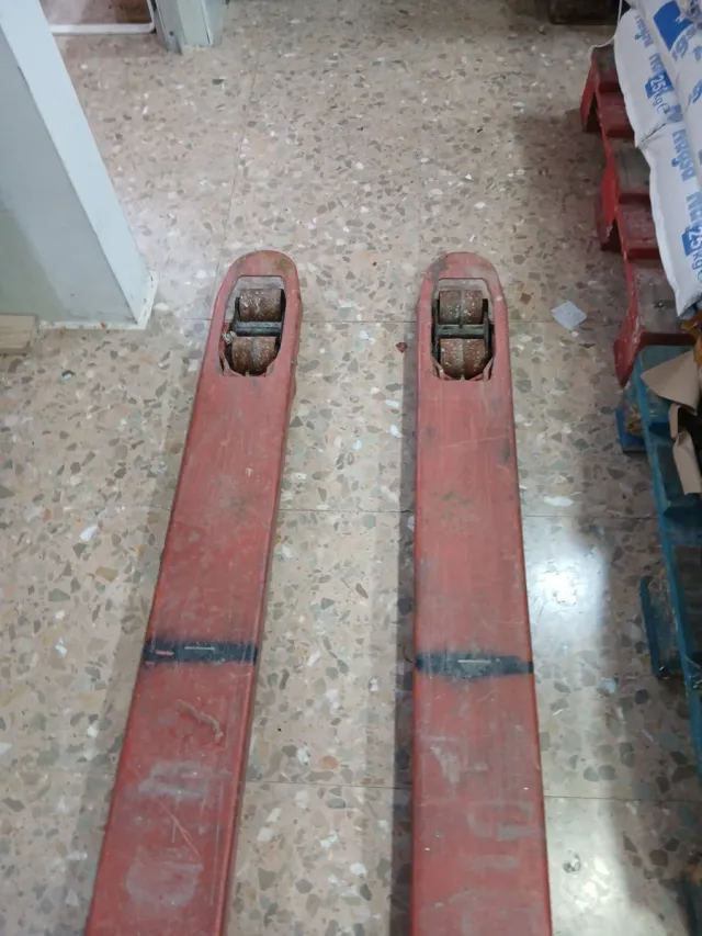 Transpaleta manual roja