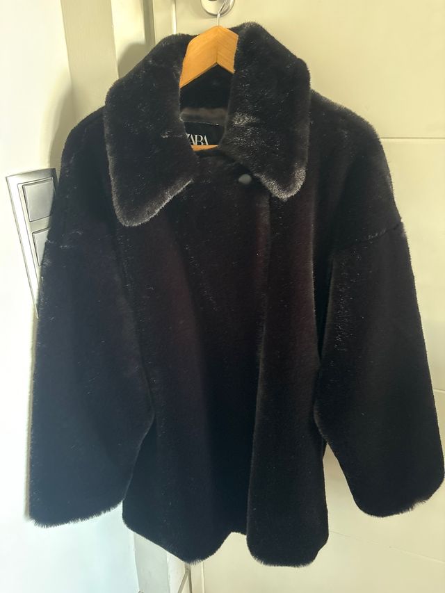 Abrigo pelo Zara Talla M-L Negro