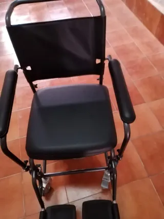 Silla de ruedas de interior con inodoro integrado