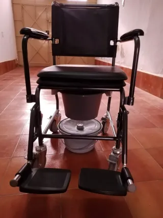 Silla de ruedas de interior con inodoro integrado