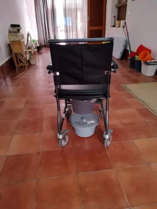 Silla de ruedas de interior con inodoro integrado
