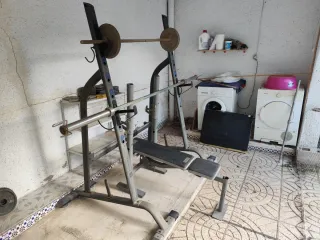 Banco de pesas, barra y discos