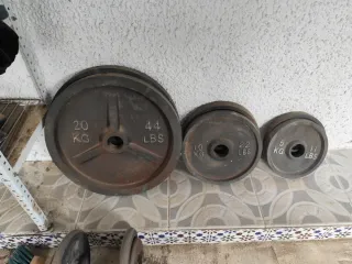 Banco de pesas, barra y discos