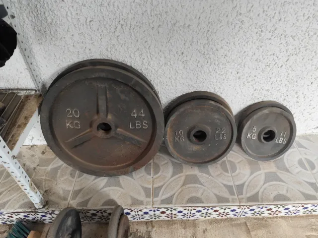 Banco de pesas, barra y discos